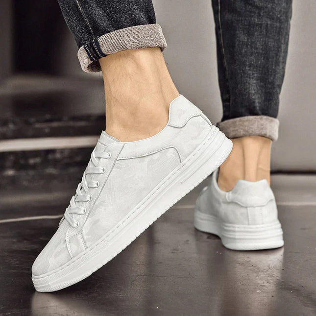 Men’s Low-Top Sneakers with Lace-Up Closure and Patterned Upper
