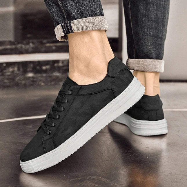 Men’s Low-Top Sneakers with Lace-Up Closure and Patterned Upper