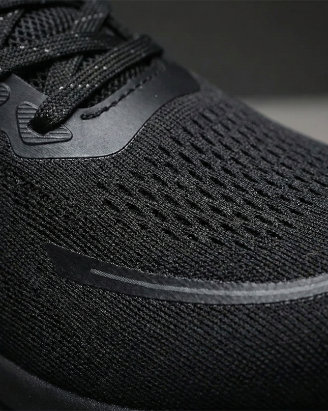Men’s Lightweight Mesh Panel Sneakers