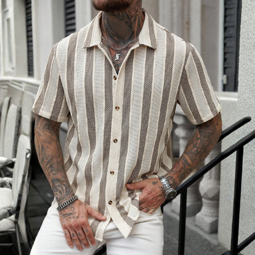 Men’s Short Sleeve Button-Up Shirt with Vertical Stripe Pattern
